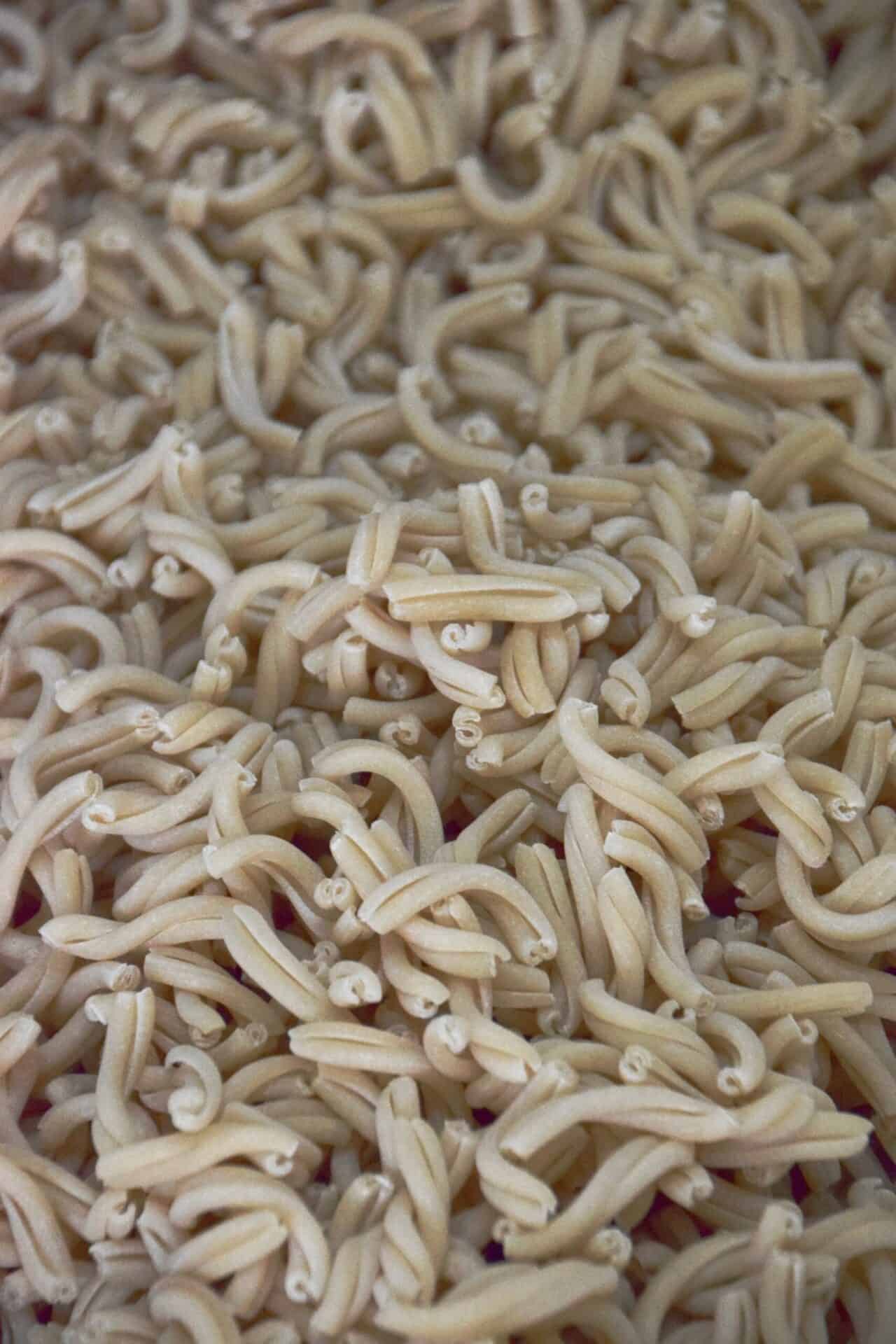 Knusprige frische Pasta, ideal für italienische Gerichte, hausgemachte Nudeln für Pasta-Liebhaber.