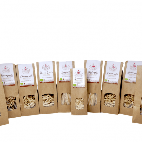 Verschiedene italienische Pasta Sorten im Pappbeutel, Bio-Qualität.
