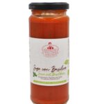 Frühstück, italienischer Tomatensugo mit Basilikum in Glasflasche.