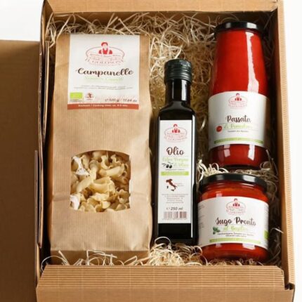 Feinkost-Set mit Pasta, Tomatensauce, Olivenöl und Gewürzen, italienischer Geschmack, nachhaltige Lebensmittel, Geschenkbox.