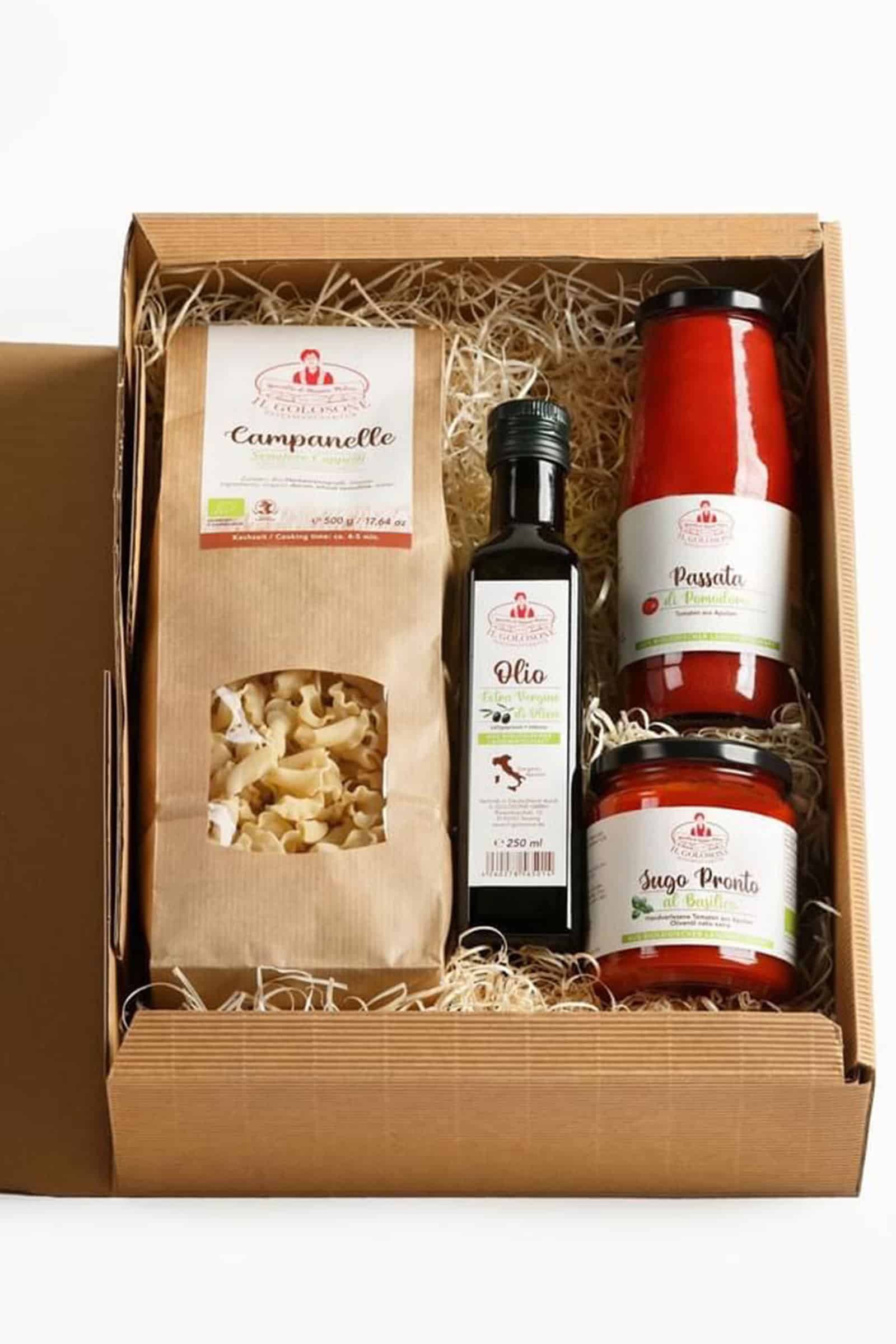 Feinkost-Set mit Pasta, Tomatensauce, Olivenöl und Gewürzen, italienischer Geschmack, nachhaltige Lebensmittel, Geschenkbox.