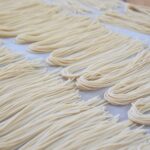 Frische handgemachte italienische Nudeln auf Tuch, Pasta Herstellung, Il Golosone.