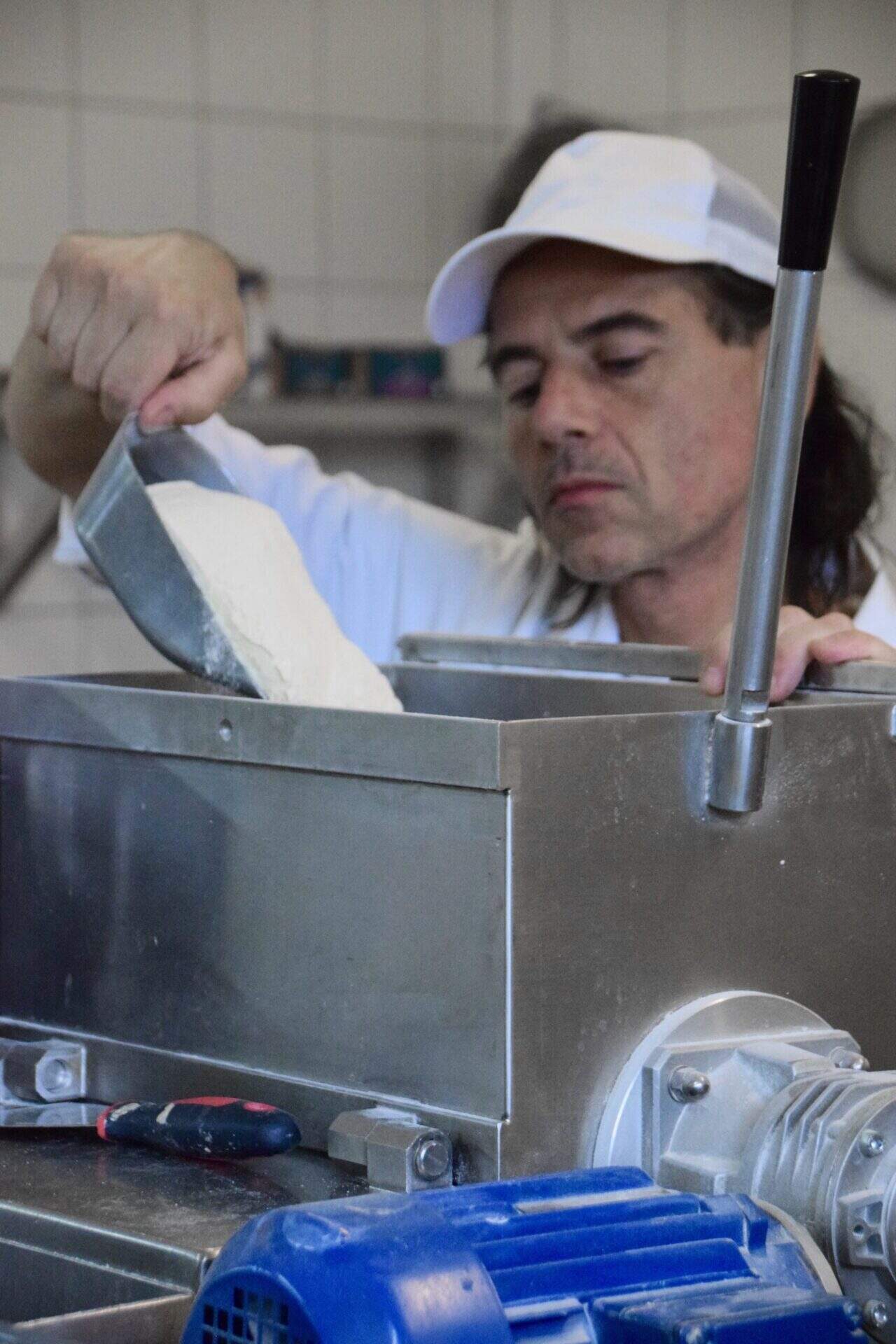 Frischer Käse wird in der Käsefabrik hergestellt bei Il Golosone in Italien.