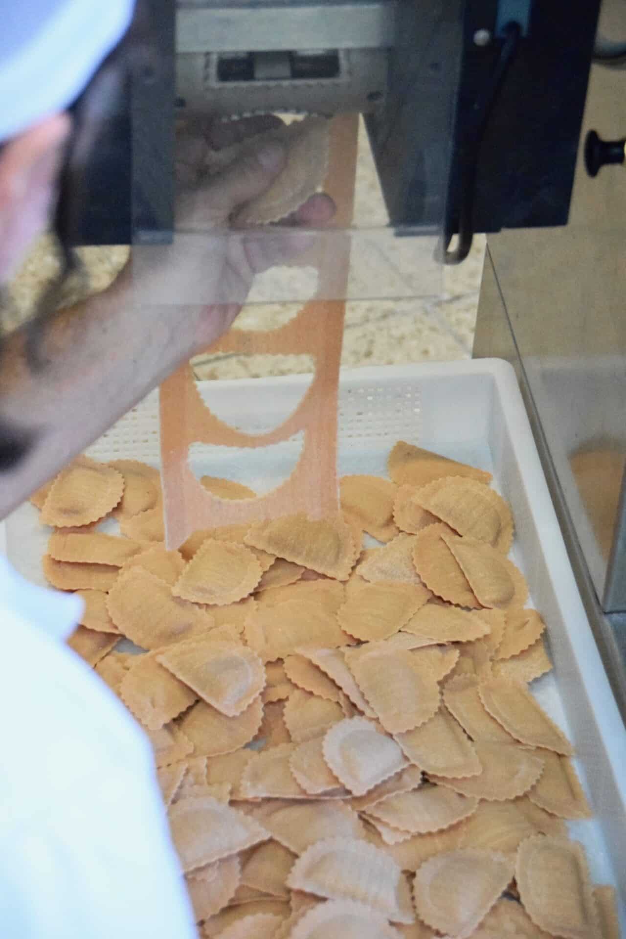 Hand正在制作意大利面，意式美食工艺，意大利面条传统制作过程。.