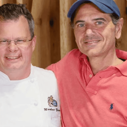 Frischer italienischer Chefkoch mit coolen Begleiter, zertifizierte Qualität, authentische Pizza und hausgemachte Pasta.