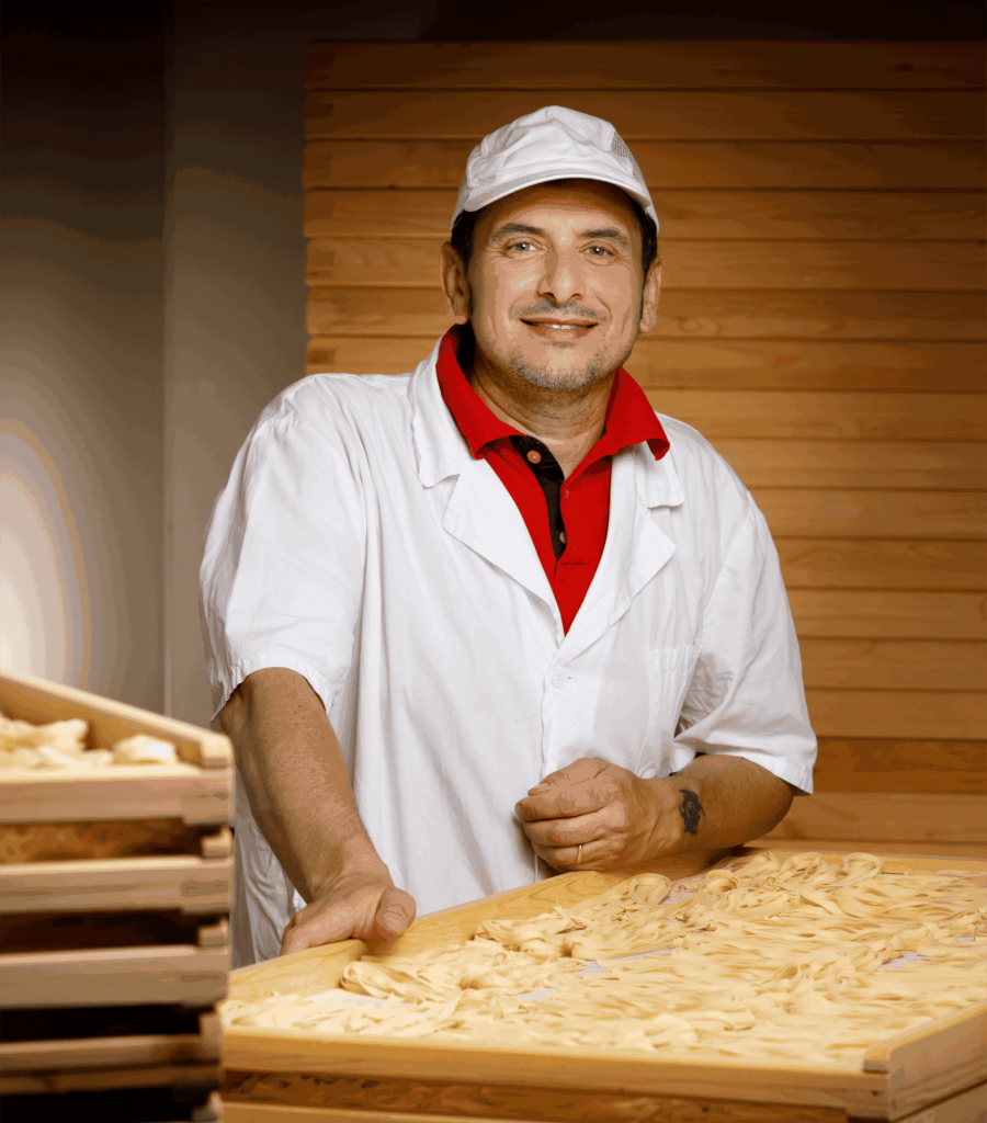 Frischer italienischer Pastahersteller bei Il Golosone in Italien.