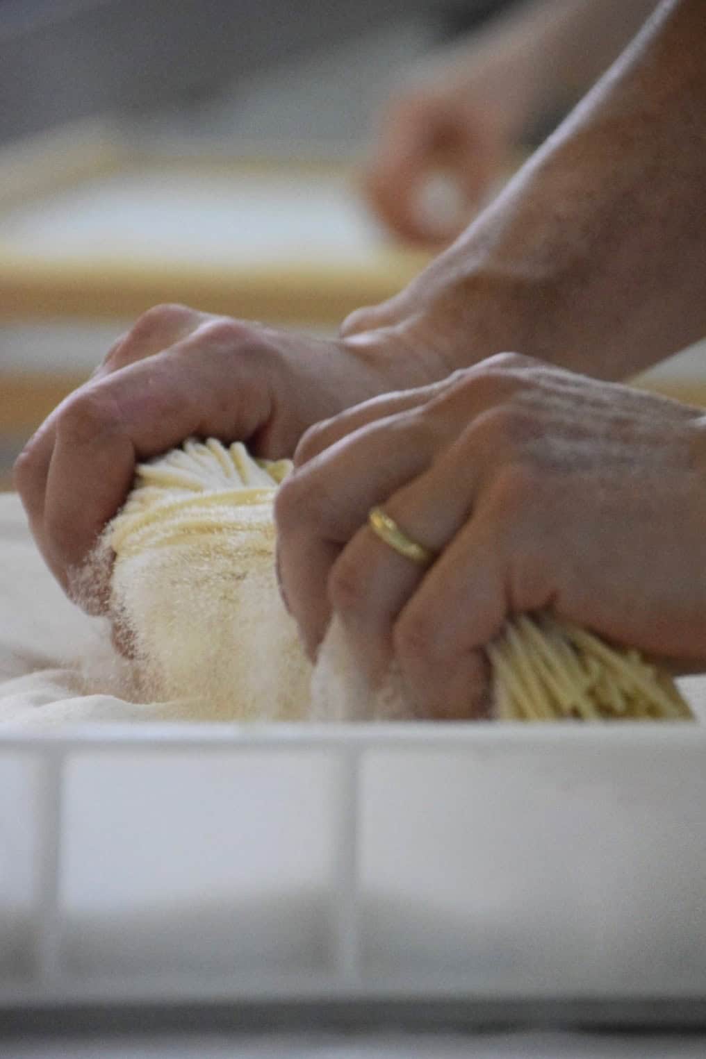 Feine frische Pasta wird von Hand geknotet.