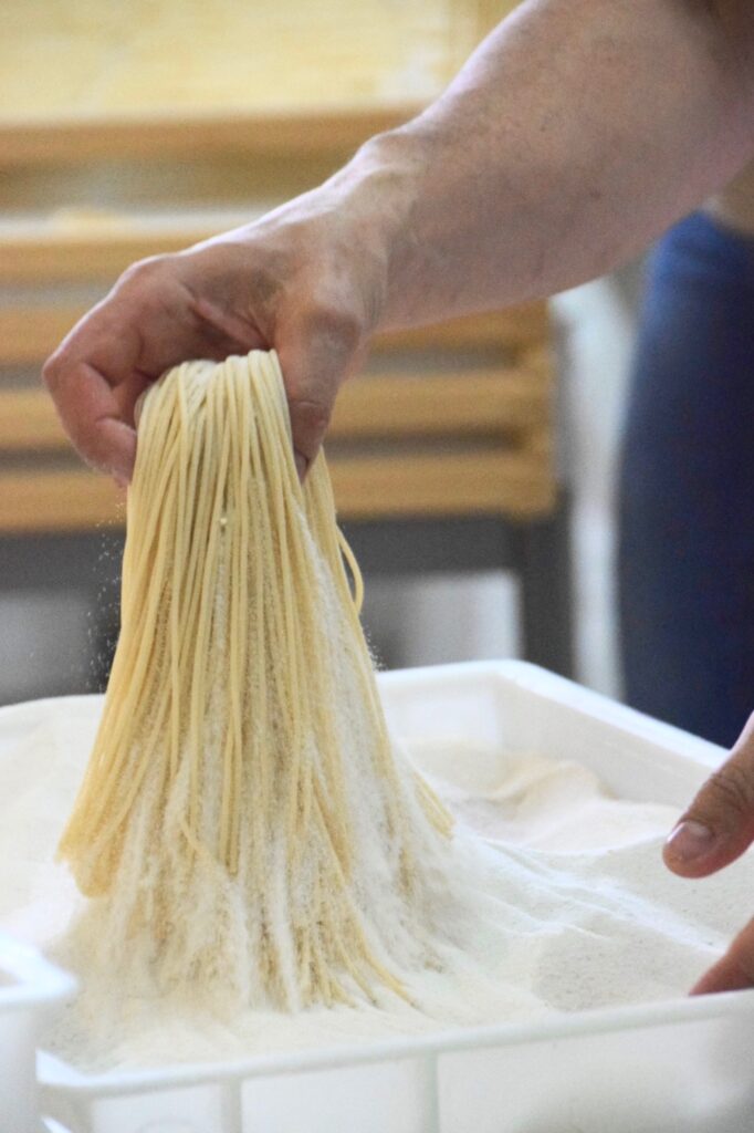 Frische Pasta wird in einer industriellen Küche handgemacht.