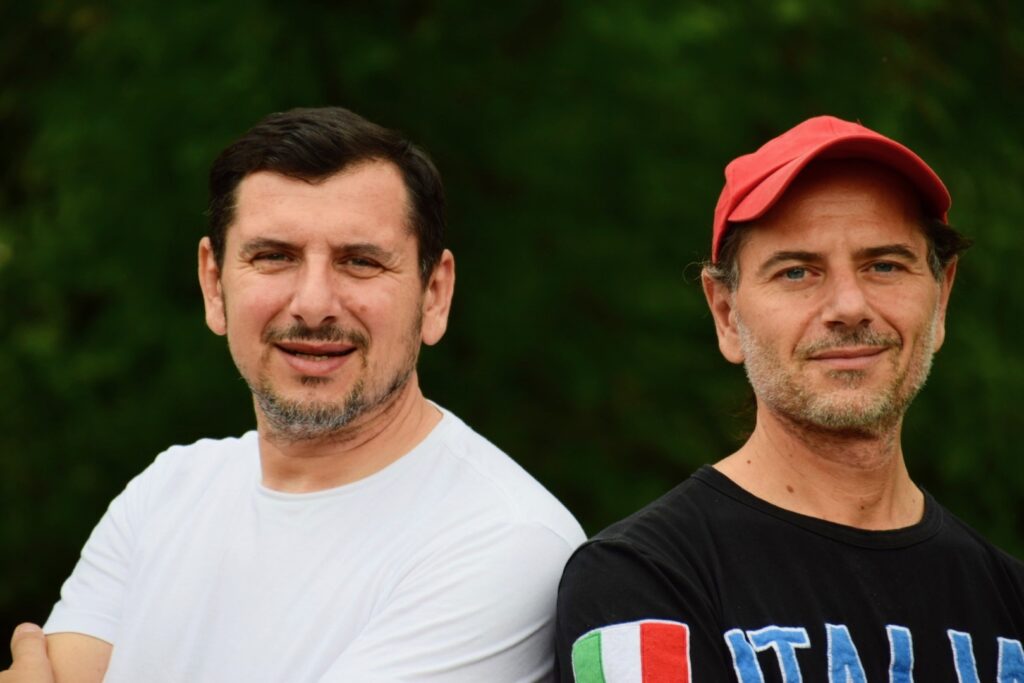 Abgebildet sind zwei Männer, die bei Il Golosone italienische Spezialitäten genießen.