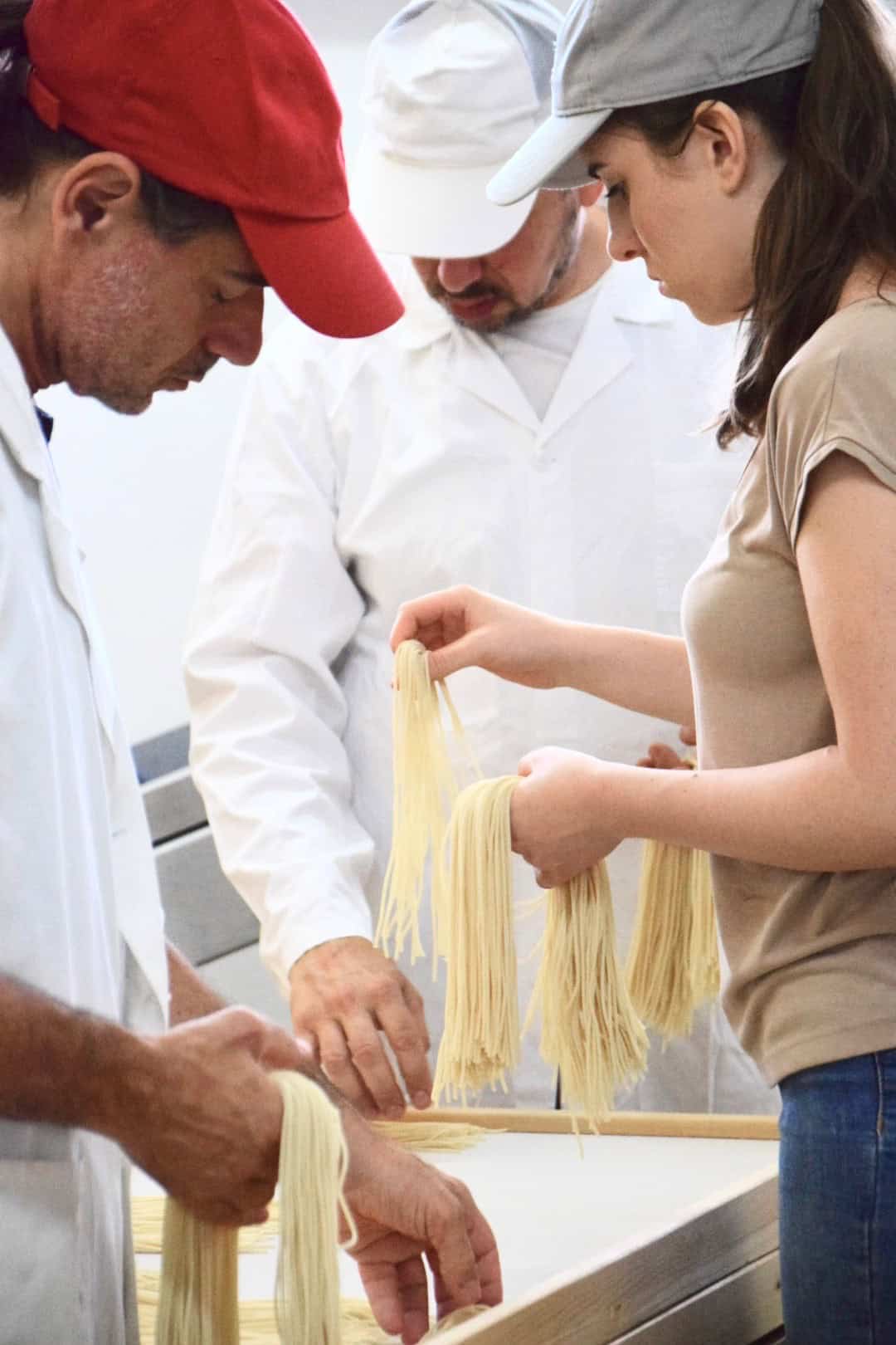 Frische hausgemachte Pasta Herstellung bei Il Golosone, typisch italienische Küche, Gourmet-Fleisch- und Pastagerichte.