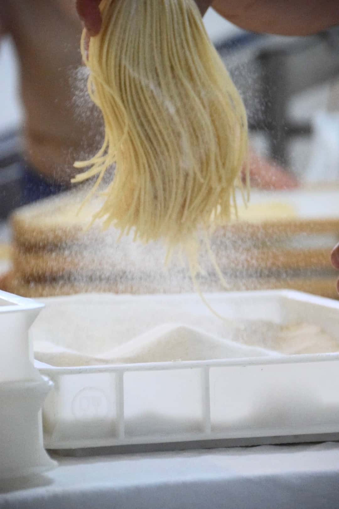 Frischer Pasta-Teig wird für hausgemachte italienische Nudeln hergestellt.